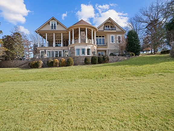 5th image of 360 Fairway Dr