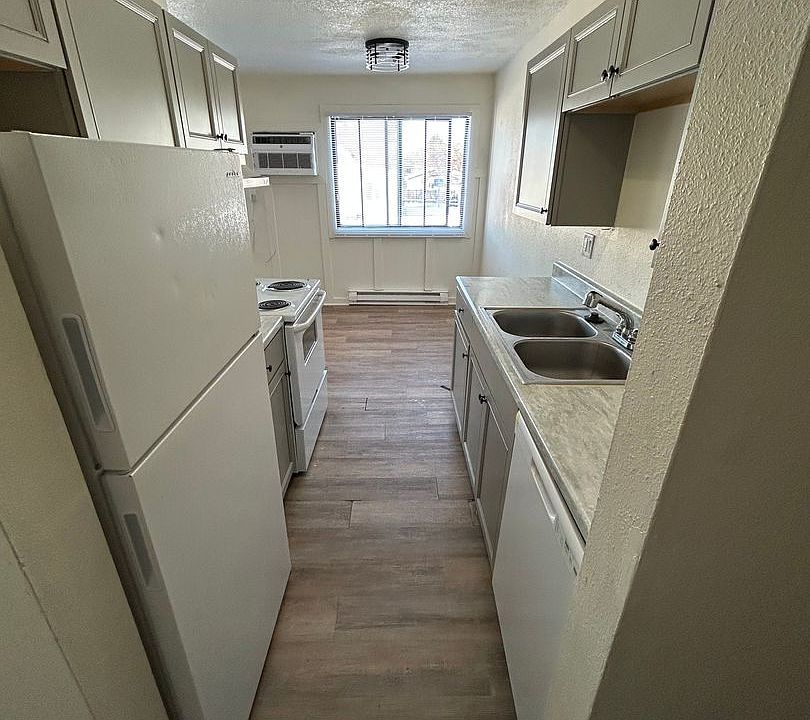 2nd image of 404 Sunrise Cir #7