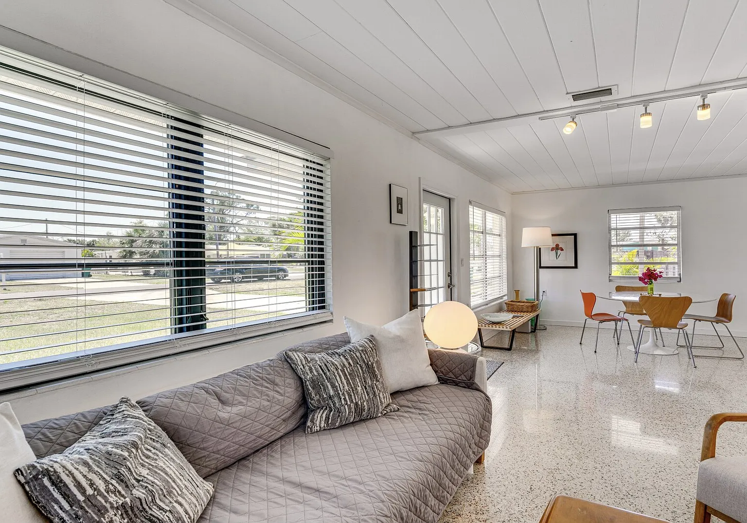 Sunny ,bright 2 bedroom house ,Lovey Patio. In quiet safe neighborhood — Photo 3