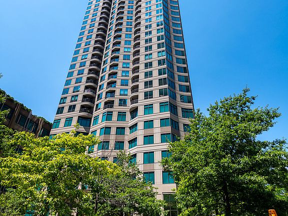 2nd image of 400 N La Salle Dr APT 1602