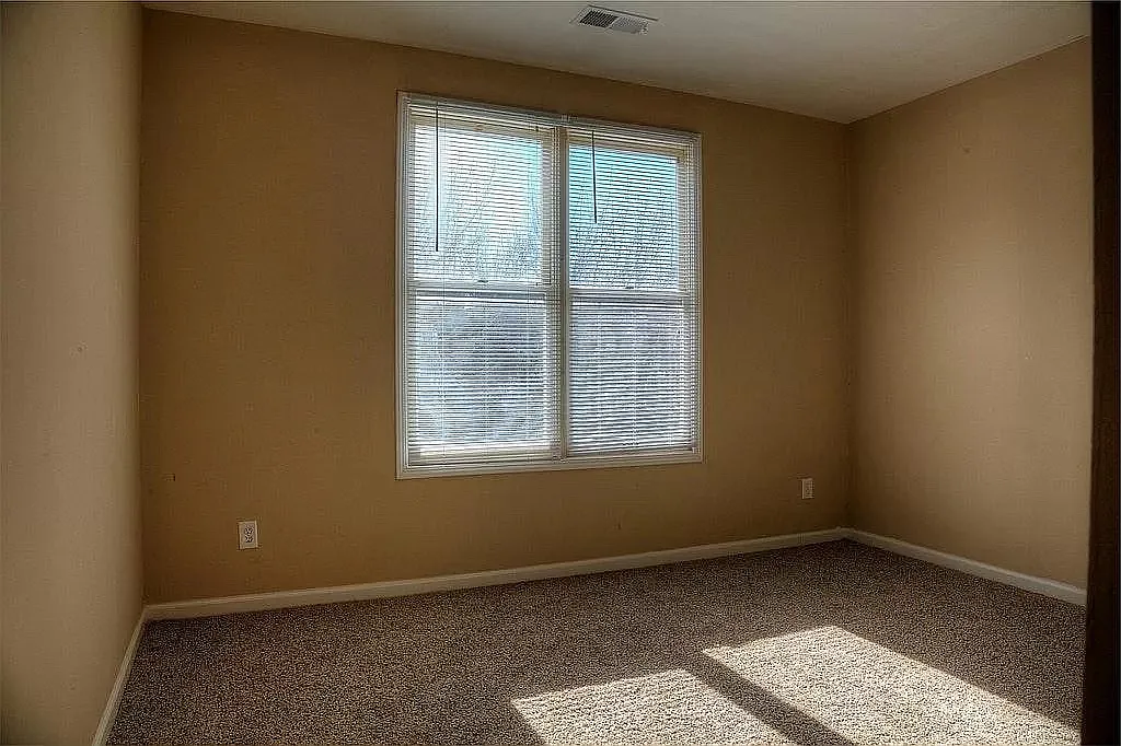4 bed, 2.5 bath, 2300 sqft, $1,795 — Photo 3