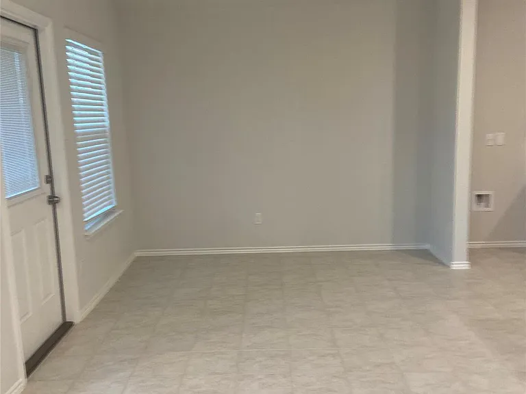 516 Taggart Trl — Photo 2