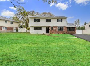 15 Bristol Ln, Kings Park, NY 11754
