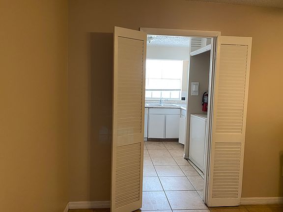 4th image of 408 Banyon Tree Cir #200