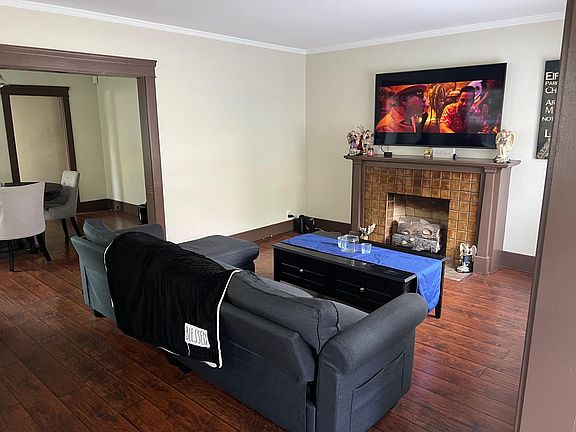 4th image of 220 E Maple St #220
