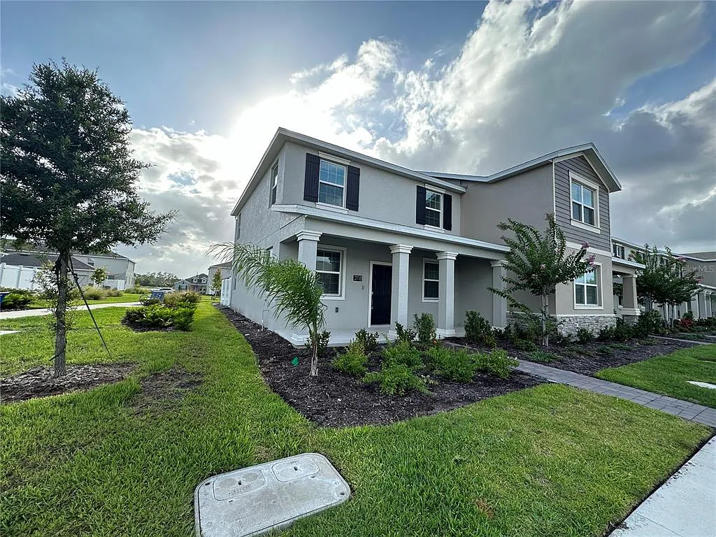 3 bed, 2.5 bath, 1755 sqft, $2,400 — Photo 2
