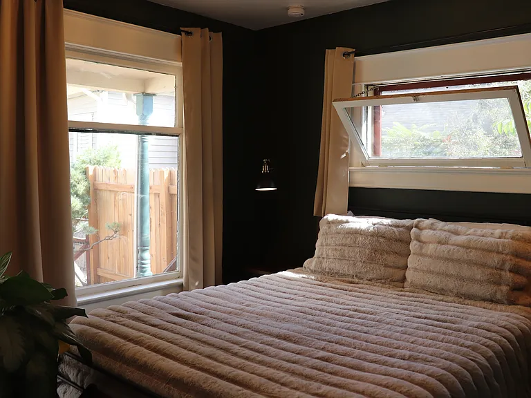 Bed has been upgraded, see cover photo