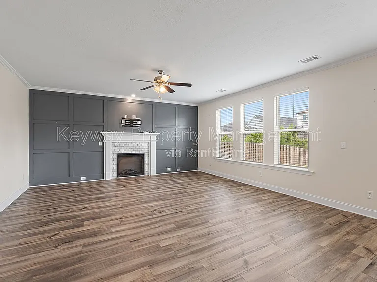 585 Hampton Dr — Photo 8