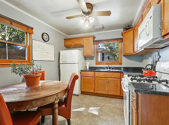 4th image of 314 Sauganash St