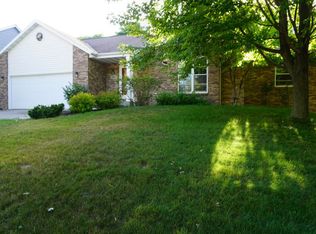 214 Deer Ridge Dr, West Bend, WI 53095