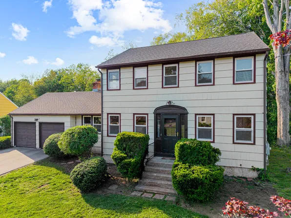 14 Meadowood Lane, Old Saybrook, CT 06475
