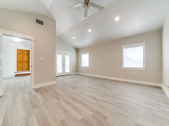 5th image of 612 N Llano St