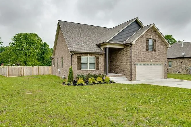 1028 Station Dr — Photo 2