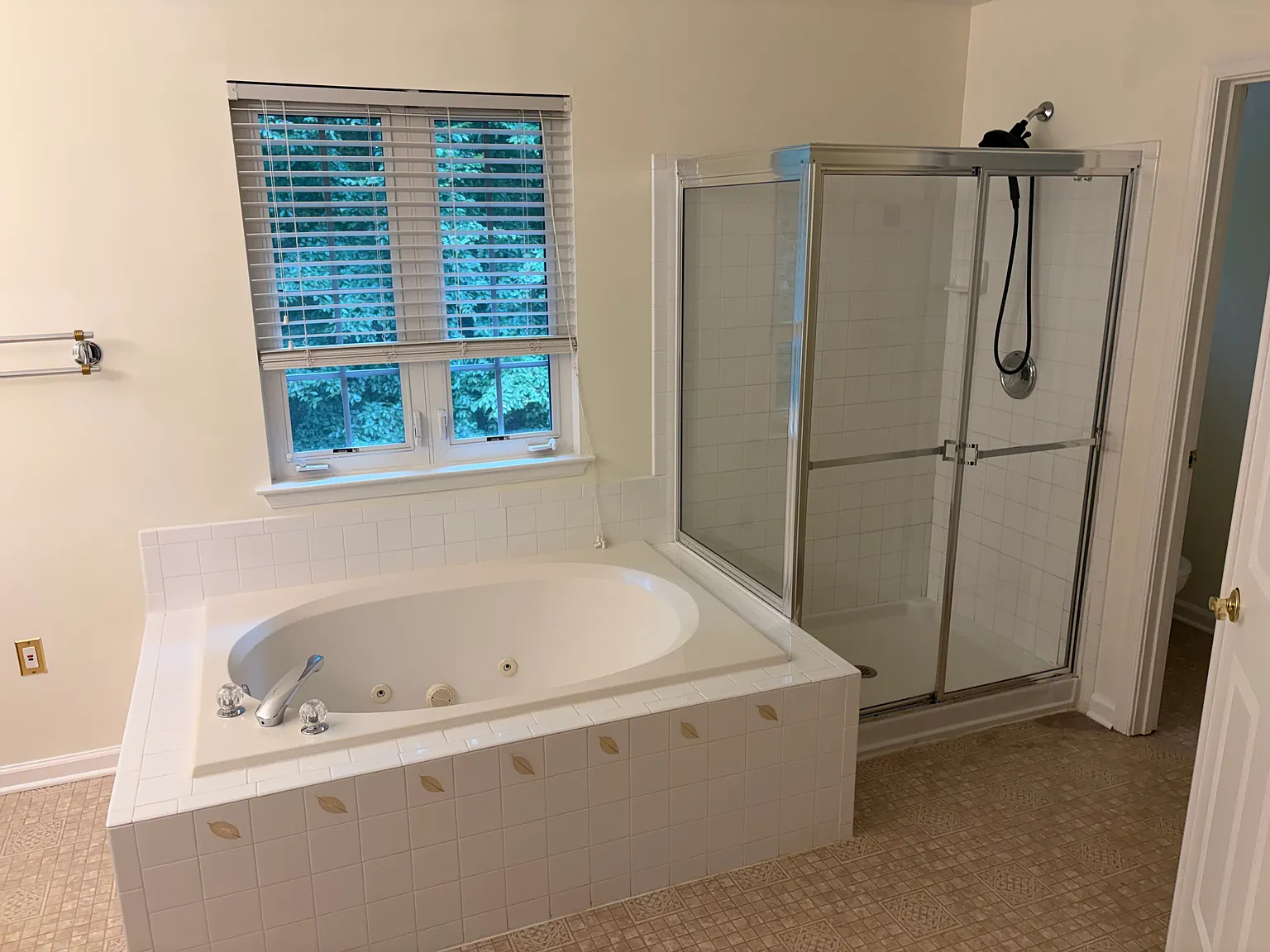 6 bed, 3.5 bath, 4362 sqft, $6,000 — Photo 3