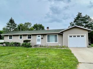 486 Indianwood Dr, Carol Stream, IL 60188