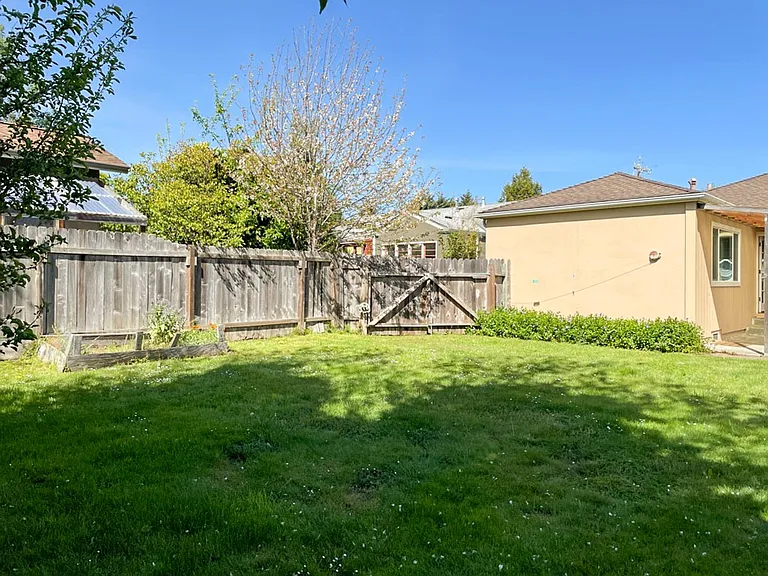 2245 Baldwin St — Photo 24