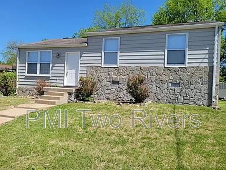 135 Brenda Ln — Photo 2