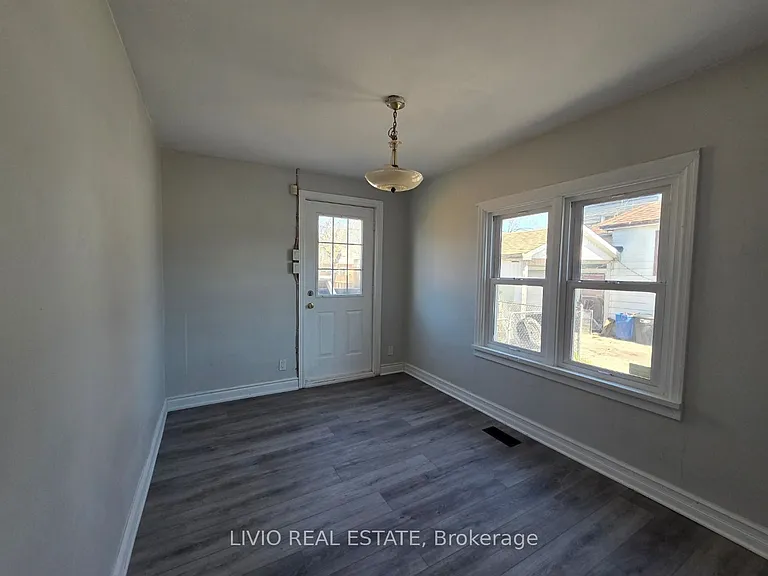 323 Queen St E — Photo 21