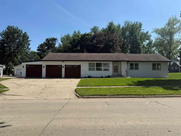 225 9th St SE, Sioux Center, IA 51250