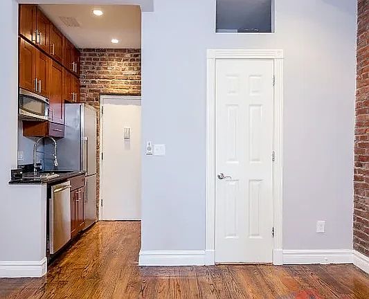 4th image of 234 W 14th St #R4c