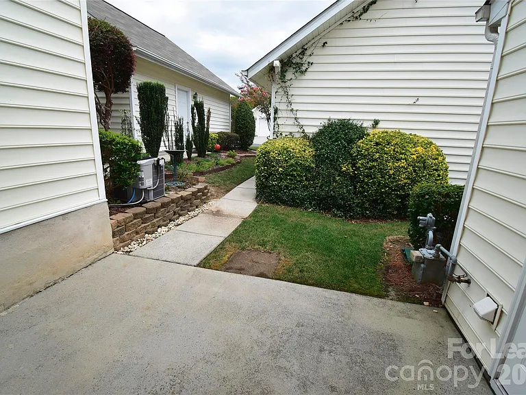 1077 Woodglen Ln — Photo 13