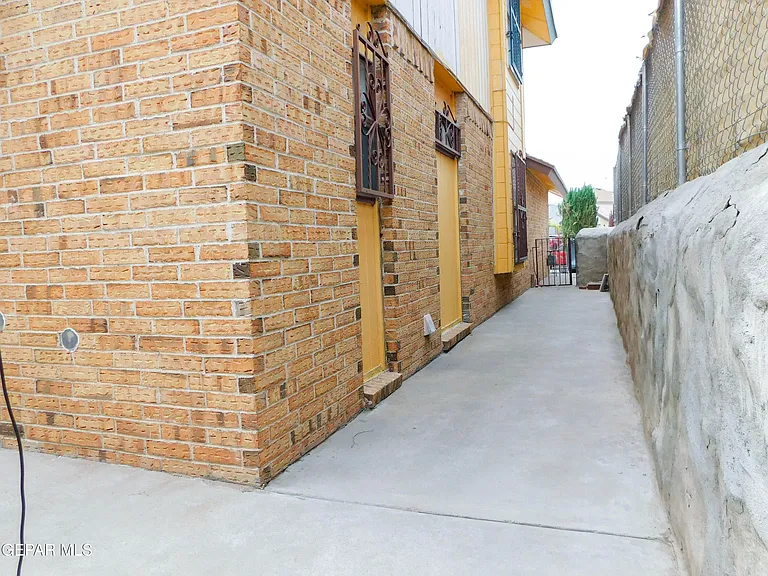 726 Medina St — Photo 28