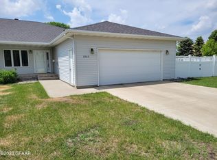 2545 Pembrooke Dr, Grand Forks, ND 58201