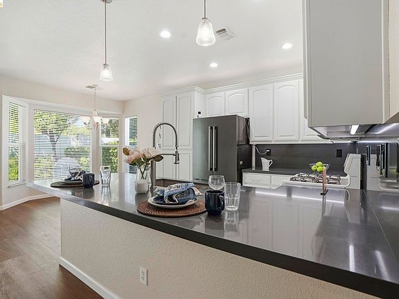 5th image of 481 Coronation Dr