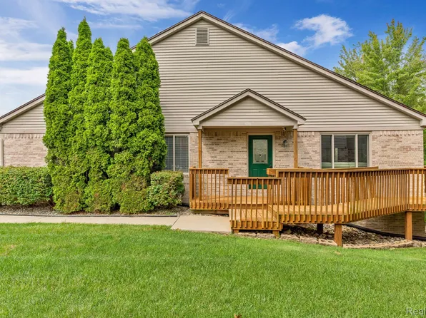 1071 Old Leake Ct, Holly, MI 48442