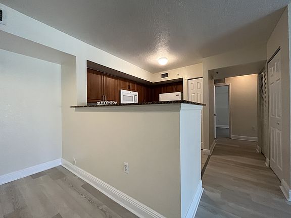 4th image of 13770 NE 3rd Ct #103-1