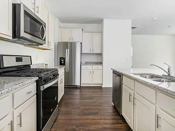 3rd image of 203 Chelsea Park Rd