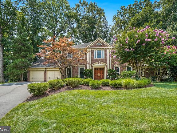3rd image of 10904 Roundtable Ct