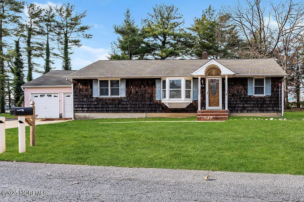 3 bed, 1.5 bath, 1174 sqft, $3,000 — Photo 1