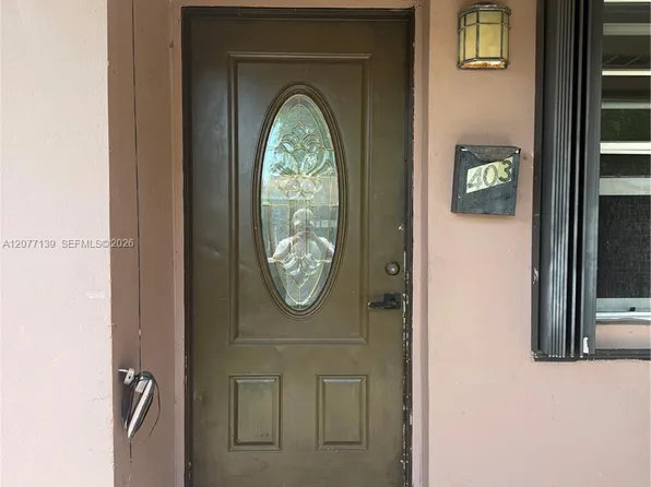 401 SW 4th Ter #403, Hallandale, FL 33009