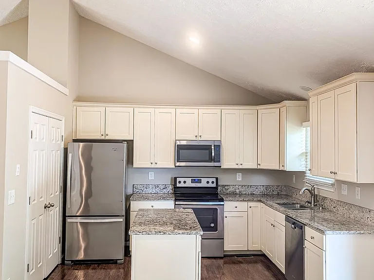 21530 Warwick Ct — Photo 10