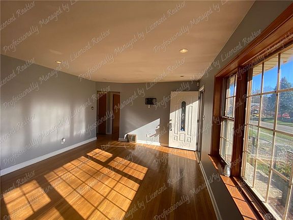 5th image of 707 Hadley Ave
