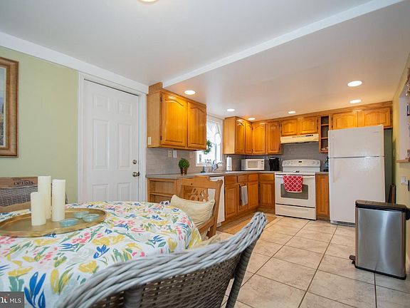 4th image of 443 Hodgson St