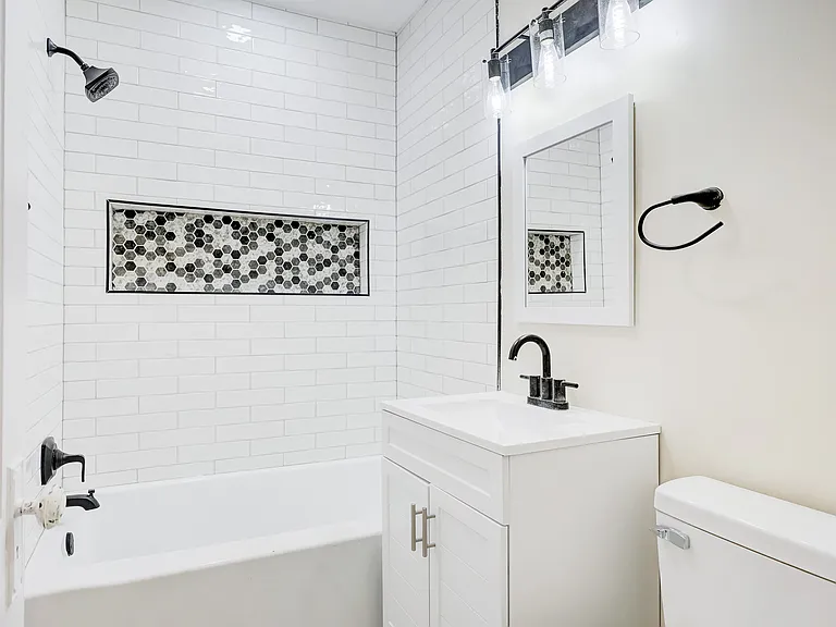 338 E Webster Ave — Photo 8