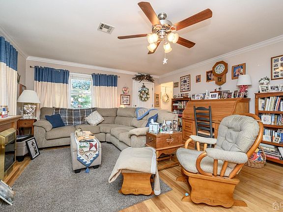 4th image of 2 Canterbury Ln