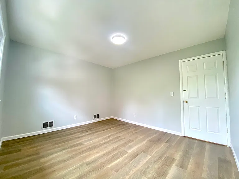 105 Burgher Ave #1R — Photo 8