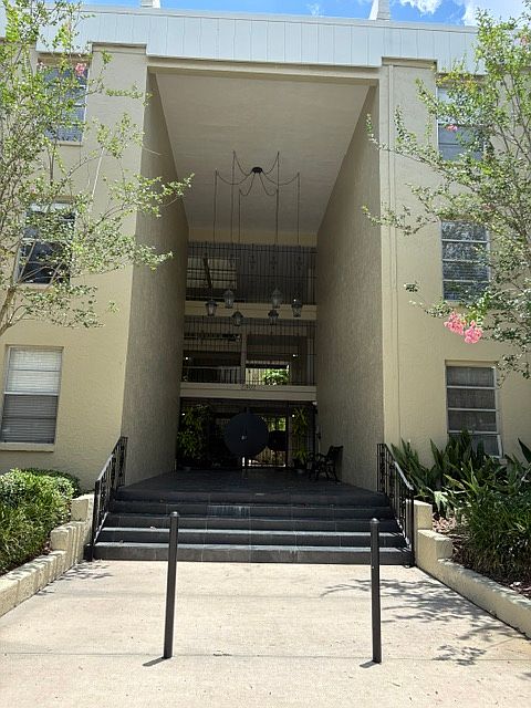 1st image of 2302 S Manhattan Ave APT 215