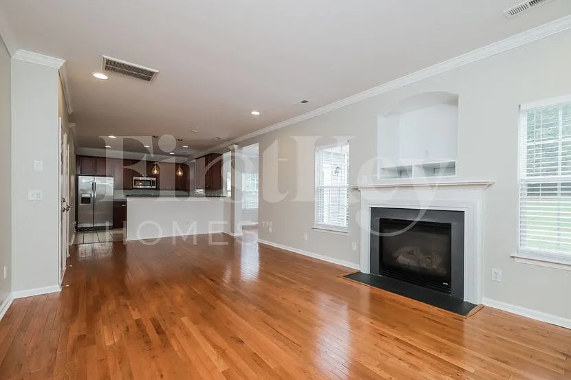 3 bed, 2.5 bath, 2256 sqft, $2,450 — Photo 3