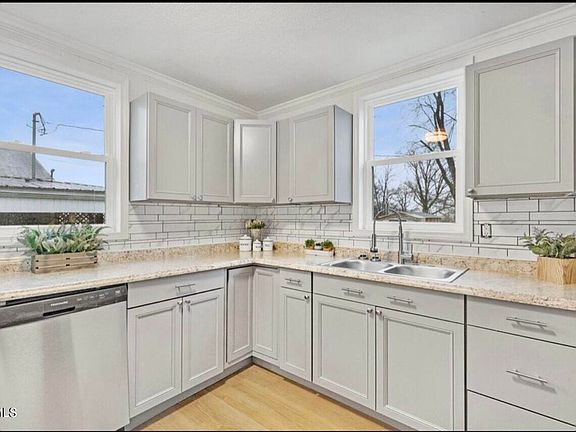 4th image of 436 Holly St