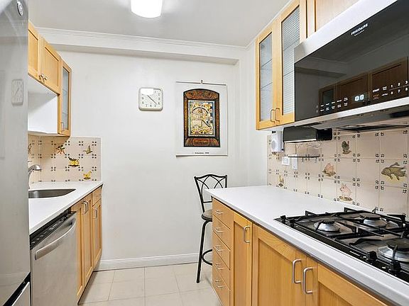 3rd image of 155 W 68th St APT 620