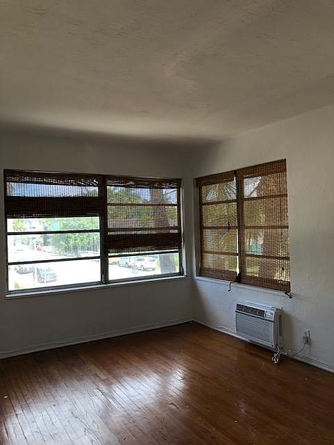 1st image of 901 16th St APT 3