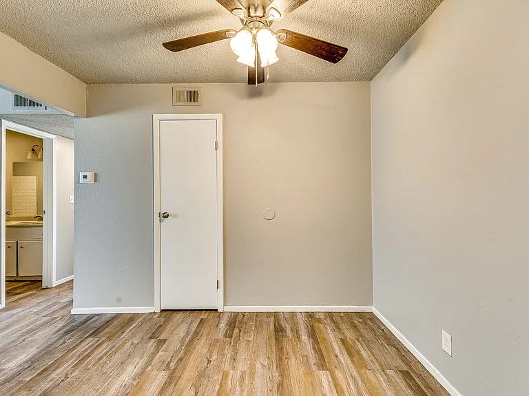 Woodhaven Apartments — Photo 15