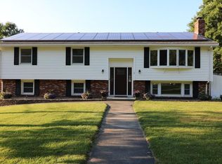 1 Sparhawk Dr, Burlington, MA 01803