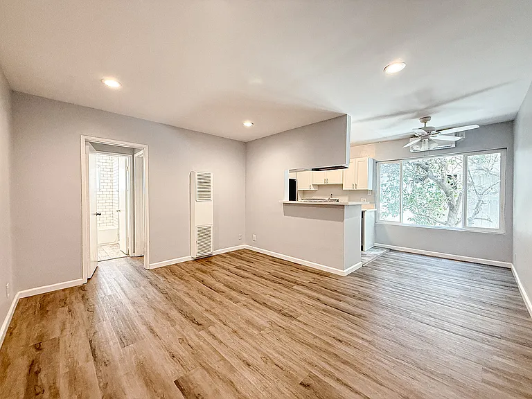 1613 Barry Ave #4 — Photo 1
