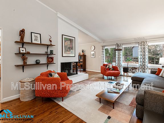 5th image of 313 N Estes Dr