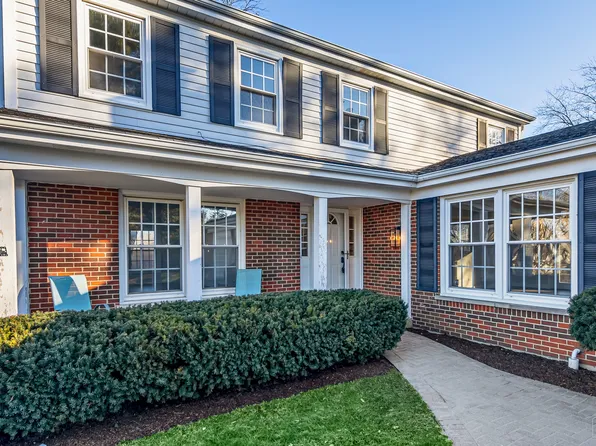 1221 Oak Ridge Cir, Barrington, IL 60010